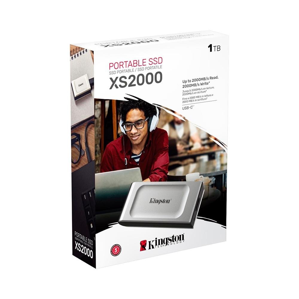 SSD Externo Kingston XS2000, 1TB, USB 3.2 Gen 2x2, Portátil, Leitura: 2000 MB/s, Gravação: 2000 MB/s, Prata - SXS2000/1000G SSD Externo Kingston XS2000, 1TB, USB 3.2 Gen 2x2, Portátil, Leitura: 2000 MB/s, Gravação: 2000 MB/s, Prata - SXS2000/1000G