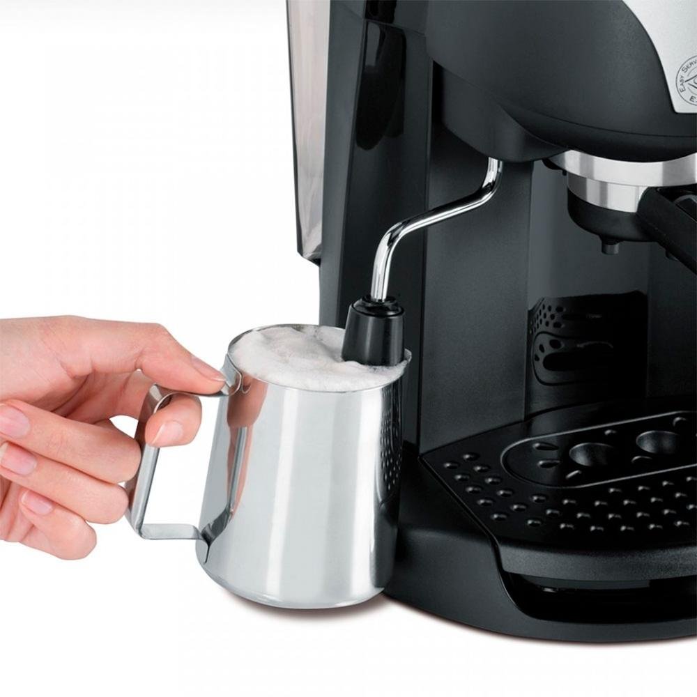 Máquina de Café DeLonghi Expresso Manual EC220CD, 15 BAR, 220V, Preto - 0132151068 Máquina de Café DeLonghi Expresso Manual EC220CD, 15 BAR, 220V, Preto - 0132151068