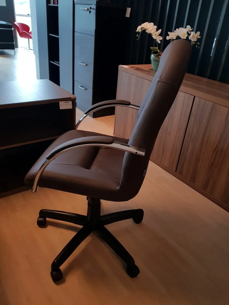 Cadeira Ergodecor Giratória, Escritório Day Presidente, Marrom Relax, Base Preta C/ Rodizio Cadeira Ergodecor Giratória, Escritório Day Presidente, Marrom Relax, Base Preta C/ Rodizio